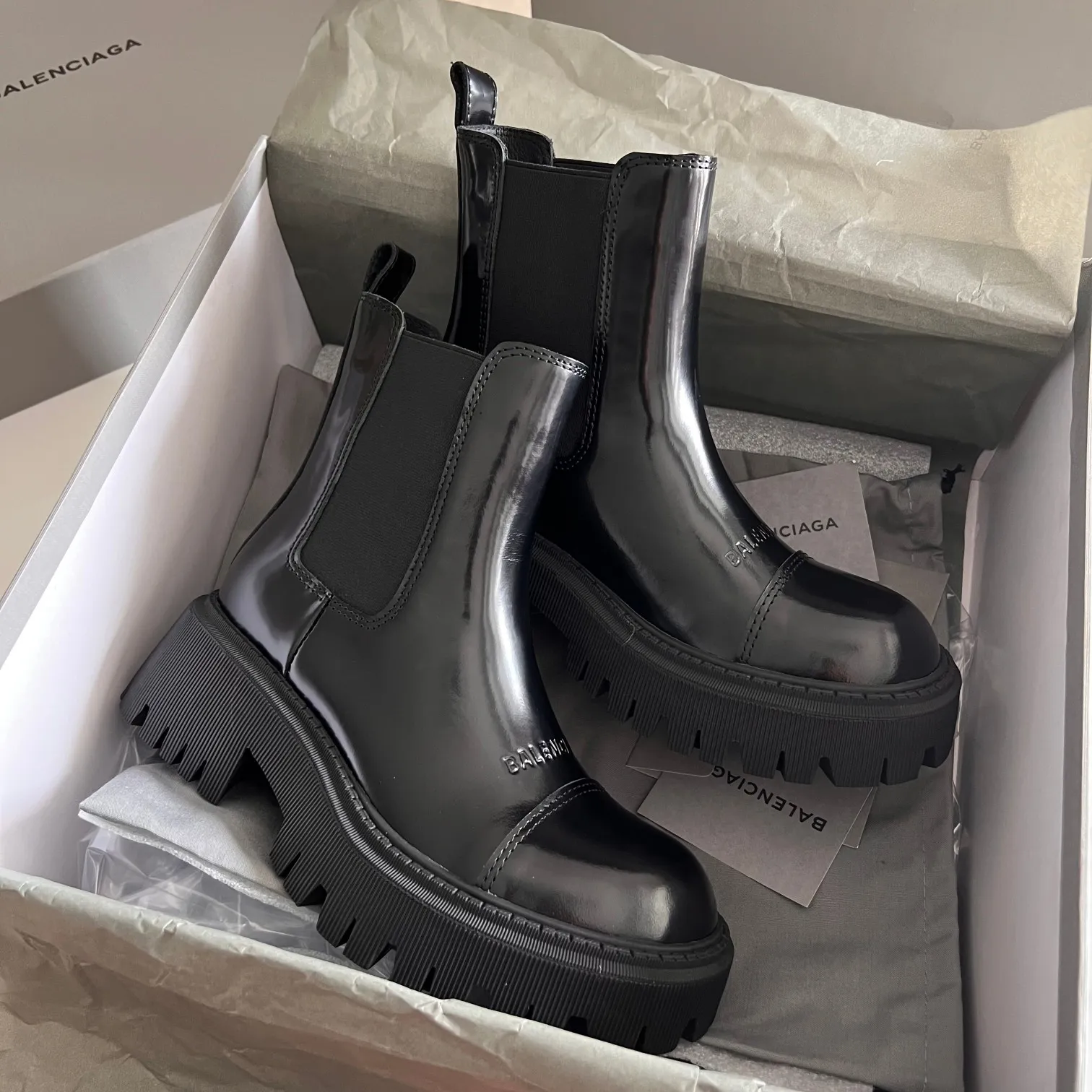 👟👟Ex-factory price 700👟👟 BALENCIAGA# Balenciaga's new big-toe derby shoes TRACTOR big-toe derby shoes loafers👞 Original medium-gloss open-edge beaded cowhide. Restrained and stylish. Matching the brand logo on the shoe cover. The rhythm of closing your eyes. The lining and feet are made of black silk cowhide. The texture is soft and delicate. The gear-shaped rubber outsole is 5cm higher. Size: 35-40 (customization of 40 pieces is not returnable)